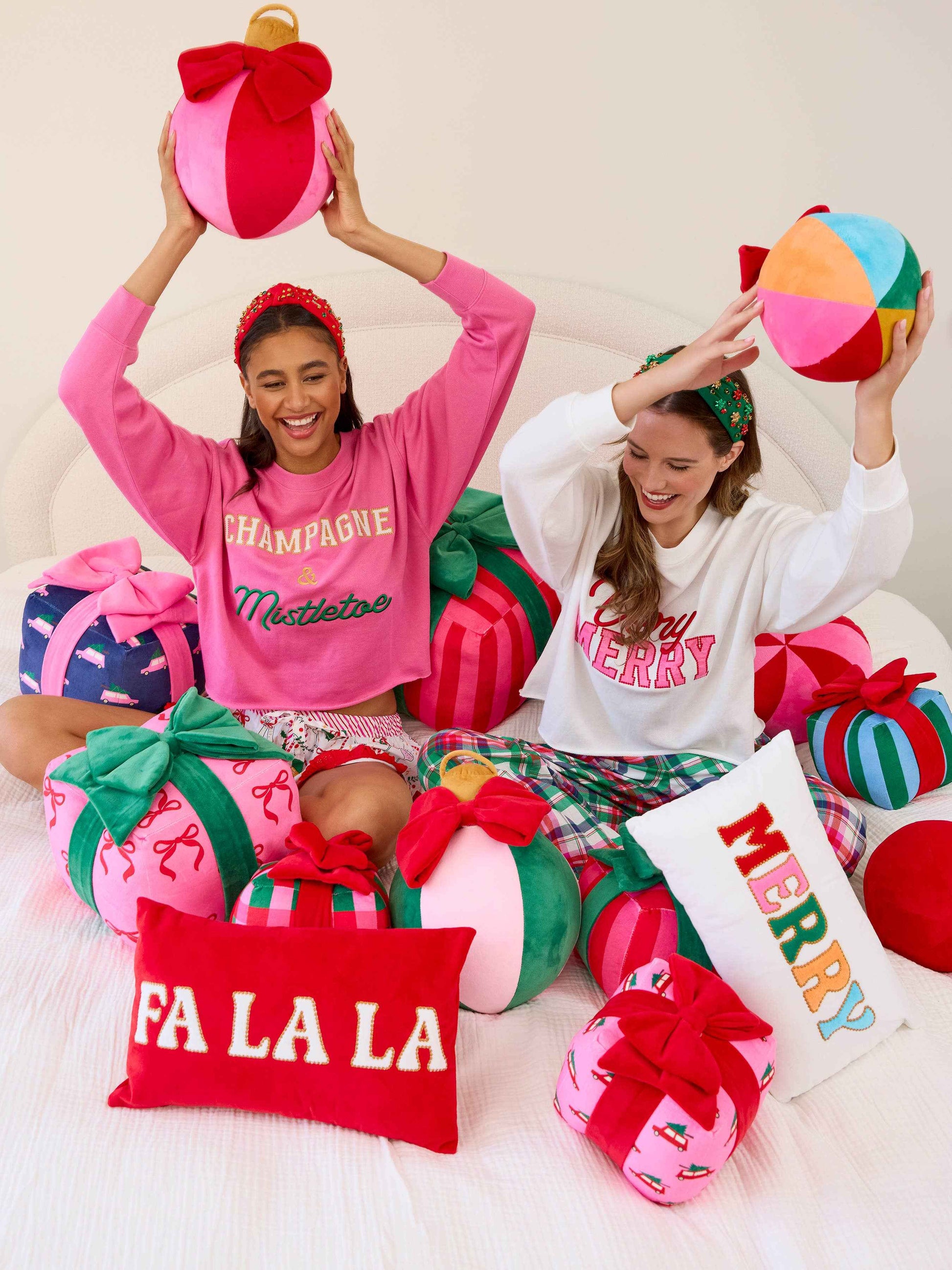 "CHAMPAGNE & MISTLETOE" LOUNGE SWEATSHIRT