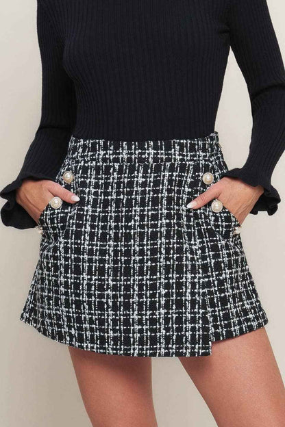 A tweed skort featuring button - IP9043